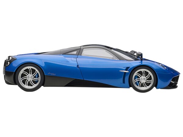 12232_57169842.jpg Pagani Huayra Metallic Blue with Black Top and Silver Wheels 1/12 Model Car by Autoart